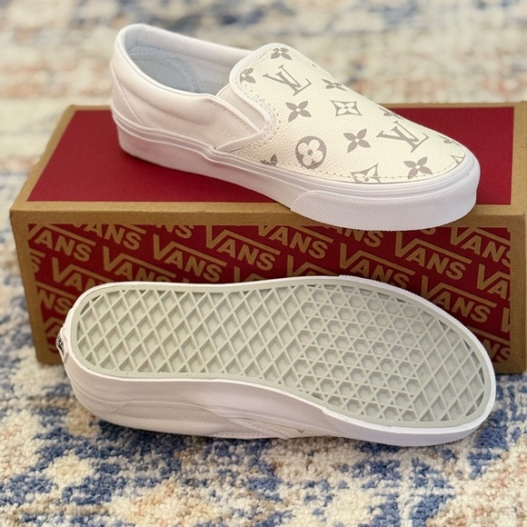 Vans NWT White and Gray Patterned Slip-Ons - Size 7 - Picture 4 of 6
